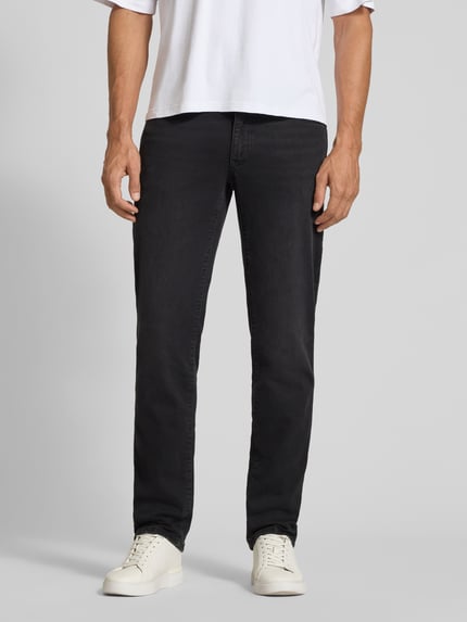 Männermodel trägt schwarze Straight Fit Jeans Modell 'Cadiz' von Brax, Denimstruktur, 5-Pocket, Baumwoll-Mix, Ganzkörperansicht von vorne.