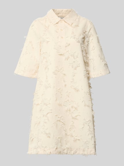 Produktfoto, Minikleid mit kurzer Knopfleiste Modell 'Mialle' van mbyM, recht model met polokraag en structuurpatroon, kleur crème