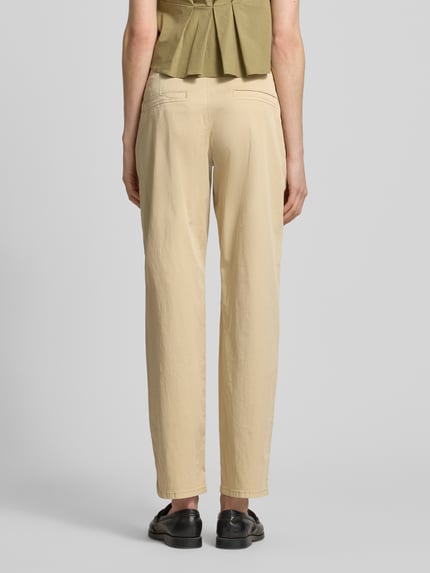 Vrouwenmodel draagt Regular Fit Chino aus Baumwoll-Mix van s.Oliver RED LABEL in effen beige, katoenmix twill met omslag, mid waist en riem, detailopname volledige achterkant.