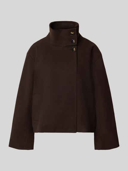 Produktfoto, dunkelbraune Damen Bomberjacke aus glattem Stoff, drei Knöpfe am Stehkragen, Regular Fit Blouson mit Stehkragen Modell 'GNES' von PIECES, Damen Bomberjacke / Blouson