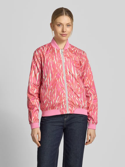 Vrouwenmodel draagt Regular Fit Bomberjacke met Stehkragen Modell 'Brooklyn' van Frieda & Freddies met roze patroon, zijzakken, ritssluiting, elastische boorden, recht van voren gefotografeerd, context: dames bomberjack, ruglengte 59 cm, schouderbreedte 44 cm, borstwijdte 52 cm, mouwlengte 51 cm. Ganzkörpervooraanzicht.