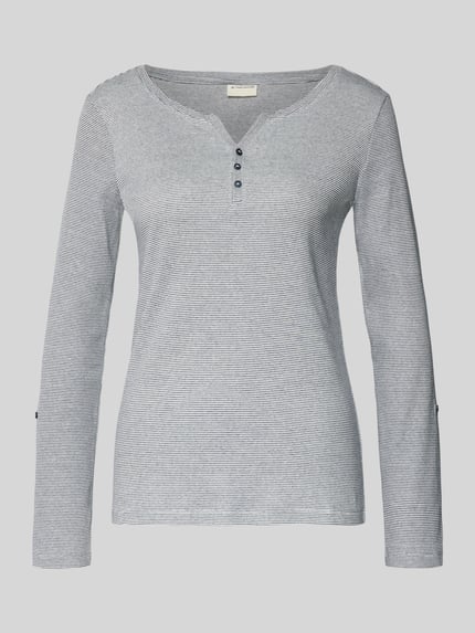 Produktfoto, Serafino-Langarmshirt mit Streifenmuster von TOM TAILOR, taillierter Schnitt, Baumwollmischung mit Bio-Anteil, grau-weiß gestreift
