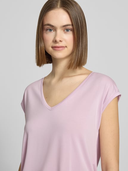 Kobiece modelka nosi Relaxed Fit T-Shirt aus Modal-Mix Modell 'KAMALA' od Pieces, jednolity kolor, krótki rękaw, V-dekolt, materiał modalowy, zbliżenie na górną część ciała
