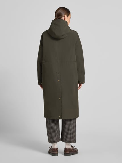 Frauenmodel trägt Regular Fit Funktionsmantel mit Logo-Stitching Modell 'MATILDE' von Barbour in Olivgrün, strukturierte Oberfläche, Damen Funktionsjacke von Barbour, Ganzkörperansicht Rückansicht.