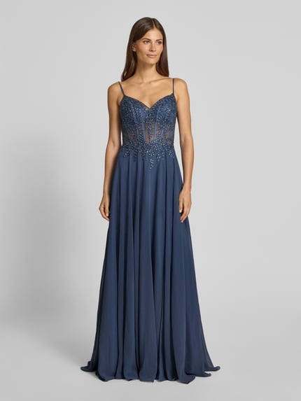 Frauenmodel trägt Corsagenkleid mit Stitchings und V-Ausschnitt von LUXUAR FASHION, Chiffon, A-Linie, Maxikleid, marineblau, Ganzkörperansicht von vorne.