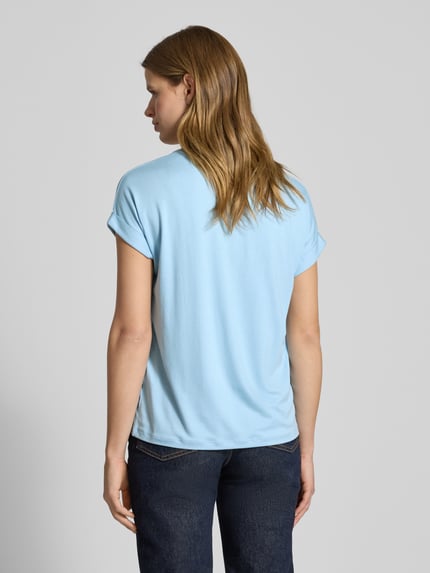 Frauenmodel trägt Regular Fit T-Shirt aus Viskose-Mix Modell 'MOSTER' von Only in Hellblau, unifarben, Jersey, Ganzkörperansicht Rückansicht.