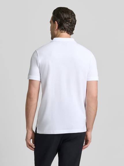 Męski model nosi Slim Fit Poloshirt mit Logo-Stitching od MCNEAL, czysta bawełna, krój slim fit, widok całej sylwetki z tyłu.