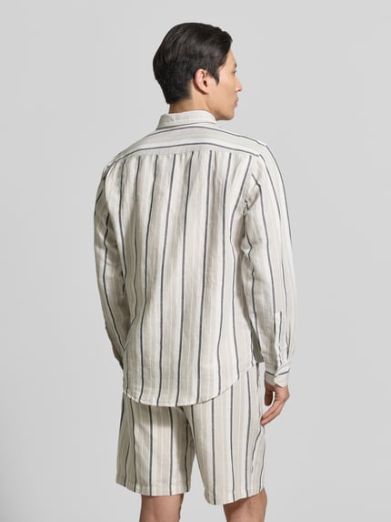 Männermodel trägt Regular Fit Freizeithemd aus Leinen-Baumwoll-Mix Modell 'RICOPLUS_M' von BOSS Orange, Optik:Allover-Muster, Ganzkörperansicht Rückansicht.