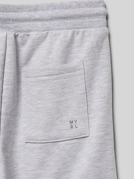 Produktfoto, Sweatshorts mit Seiten- und Gesäßtaschen von Mayoral aus mieszanka bawełny z dodatkiem streczu, prosty krój, elastyczny pas z tunelem, boczne i tylna kieszeń, szerokość w rozmiarze 116: 28 cm, długość wewnętrzna nogawki w rozmiarze 116: 13 cm, jasnoszara, gładka tekstura