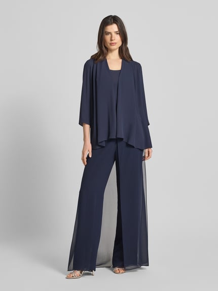 Frauenmodel trägt Relaxed Fit Jacke in semitransparentem Design von Vera Mont, dunkelblau, offenes Design, 3/4-Arm, Ganzkörperansicht von vorne.