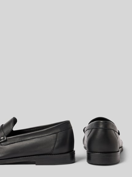 Produktfoto, schwarze Loafers aus Leder Modell 'CHARLIE' von Garment Project, abgerundete Spitze, glatte Textur, neutrale Sohle, Kontext: Herren Loafers, Absatzhöhe 2 cm, Schafthöhe 7 cm, Schaftweite 13 cm.