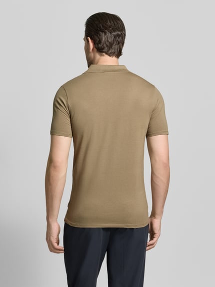 Männermodel trägt Slim Fit Poloshirt mit V-Ausschnitt von Lindbergh in Beige, Baumwoll-Elasthan-Mix, Ganzkörperansicht Rückansicht