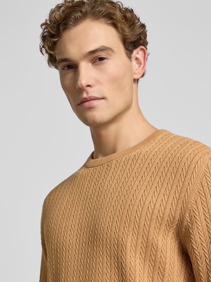 Męski model nosi Strickpullover mit gerippten Abschlüssen od Christian Berg Men, beżowy, bawełna, regular fit, dekolt okrągły, zbliżenie górnej części ciała.