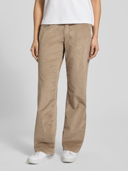 Vrouwenmodel draagt Wide Fit Cordhose met Eingrifftaschen Modell 'Liv' van TONI in beige, elastische katoenmix, close-up van het onderlichaam.