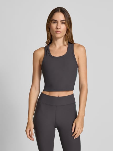 Frauenmodel trägt Cropped Tanktop mit integriertem Bustier von The Upside, elastischer Material-Mix, feinripp, dunkelgrau, Ganzkörperansicht von vorne