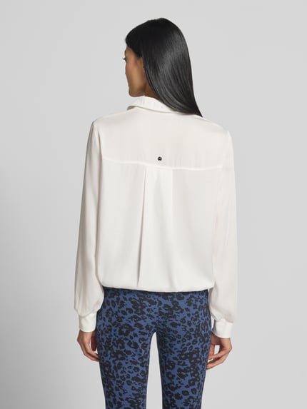 Frauenmodel trägt Regular Fit Bluse mit Tunnelzug von Marc Cain, weiße Textur, Hemdblusenkragen, Knopfleiste, Rückenansicht, Ganzkörperansicht Rückansicht.