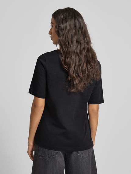 Vrouwenmodel draagt T-shirt met Ziersteinbesatz van Milano Italy in zwart, puur katoen, regular fit, ronde hals, ruglengte maat S 61 cm, Ganzkörperansicht Rückansicht.