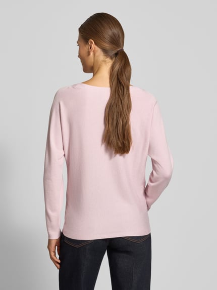 Vrouwenmodel draagt gebreide pullover uit viscosemix met ronde hals van comma, dames, regular fit, glanzend, ruglengte maat 36: 55 cm, mouwlengte maat 36: 55 cm, volledig beeld van achteren.