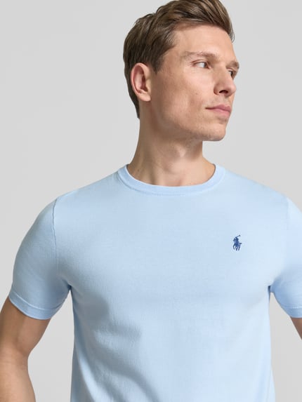 Mannelijk model draagt Slim Fit T-shirt uit puur katoen van Polo Ralph Lauren, look: effen, gebreide look, logodetail, ronde hals, korte mouw, fijngebreid, Nahaufnahme bovenlichaam.