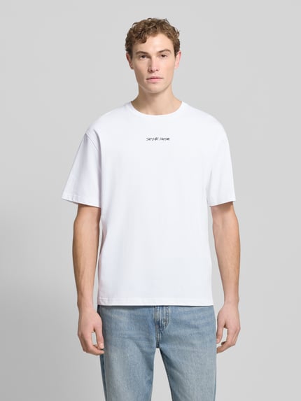 Męski t-shirt z wyhaftowanym logo, z bawełny, krój regular fit, okrągły dekolt, długość tyłu 71 cm, T-Shirt mit Label-Stitching od Samsøe Samsøe, Ganzkörperansicht von vorne.