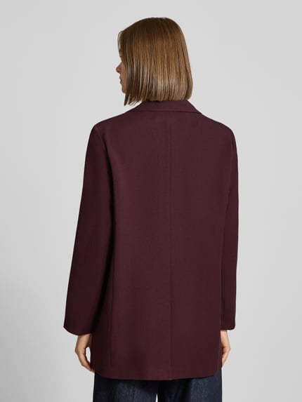 Frauenmodel trägt Regular Fit Longblazer mit 1-Knopf-Verschluss von ONLY in dunklem Bordeauxrot, strukturierte Oberfläche, Ganzkörperansicht Rückansicht