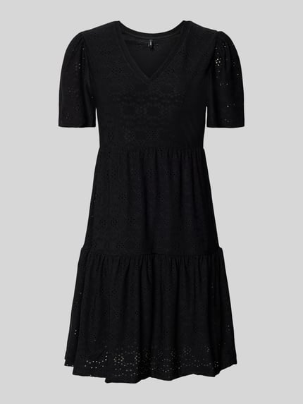 Produktfoto, Mini-Freizeitkleid mit Lochstickmuster Modell 'SMILLA LIFE' von Only, Optik: Unifarben, Regular-Fit, Mini-Länge, V-Ausschnitt, Trennnähte, Muster: Lochstickmuster, Ärmelform: Kurzarm, feine Struktur und schwarze Farbe