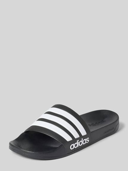 Produktfoto, Badeschuhe mit Label-Prägung Modell 'ADILETTE SHOWER' von adidas, jednokolorowy, nosek buta: otwarte palce, kształt obcasa: płaska podeszwa, aplikacja: wytłaczane logo, bez zapięcia, podeszwa: z fakturą