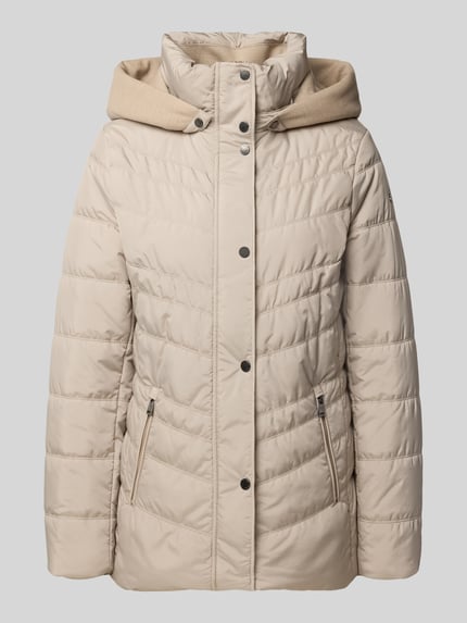 Produktfoto, Jacke in Stepp-Optik mit Kapuze von FUCHS SCHMITT, beżowy kolor, z efektem pikowania, krój taliowany, kaptur, z ociepleniem, stójka z podszewką, wpuszczane kieszenie z zamkiem błyskawicznym, długość tyłu w rozmiarze 36: 74 cm, szerokość ramion w rozmiarze 36: 40 cm, szerokość klatki piersiowej w rozmiarze 36: 48 cm, długość rękawów w rozmiarze 36: 64 cm