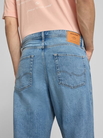 Männermodel trägt Loose Fit Jeans im 5-pocketmodel Modell 'DAVE' van Jack & Jones, puur katoen, los model, bandwijdte 43 cm, binnenbeenlengte 76 cm, detailaufnahme rug