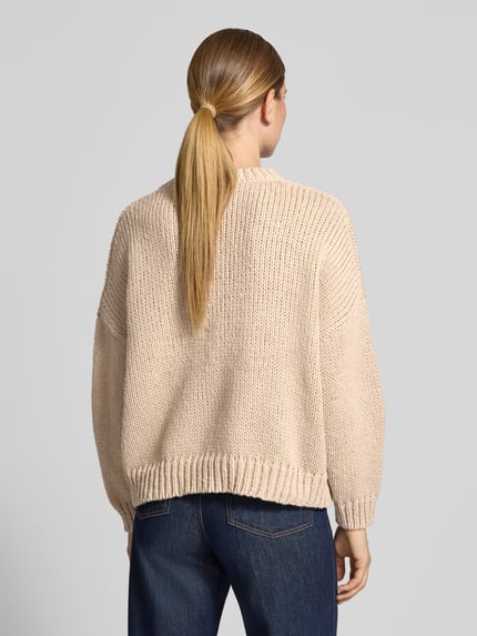 Frauenmodel trägt Relaxed Fit Strickpullover mit Blumen-Stickerei von Apricot, Imitacja dzianiny, kwiatowy haft, krój relaxed fit, wykończenia: prążkowane wykończenia, plisa, okrągły dekolt, długość tyłu w rozmiarze S: 57 cm, długość rękawów w rozmiarze S: 44 cm, kolor beżowy, tekstura grubej dzianiny, Ganzkörperansicht Rückansicht