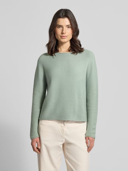 Frauenmodel trägt Strickpullover mit Rundhalsausschnitt von Comma aus Baumwoll-Mix, Regular-Fit, Rollsaum, pastellgrün, Ganzkörperansicht von vorne.