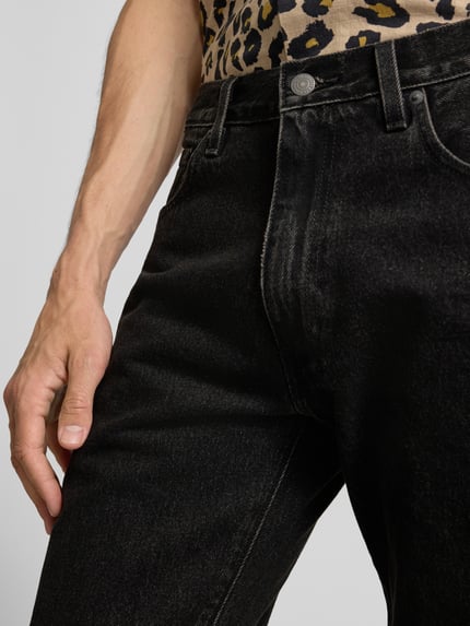 Männermodel trägt schwarze Straight Leg Jeans aus reiner Baumwolle Modell '555®' von Levi's®, Herren, Nahaufnahme Oberkörper.