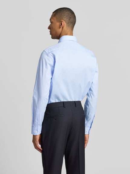 Männermodel trägt Regular Fit Business-Hemd mit Kentkragen von Christian Berg Men, Hellblau, Reine Baumwolle, Ganzkörperansicht Rückansicht. Rückenlänge bei Größe 39/40: 78 cm, Schulterbreite: 43 cm, Ärmellänge: 65 cm, Knopfleiste, Sportmanschetten, abgerundeter Saum.