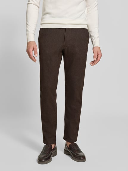 Männermodel trägt dunkelbraune Slim Fit Chino aus Baumwoll-Mix Model 'MILES' von Selected, gerade Schnitt, Ganzkörperansicht von vorne, Herren Chino