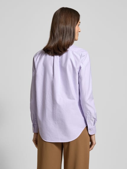 Vrouwenmodel draagt Hemdbluse mit Knopfleiste van Polo Ralph Lauren in lichtpaars, pure katoen, losse pasvorm, rugaanzicht.