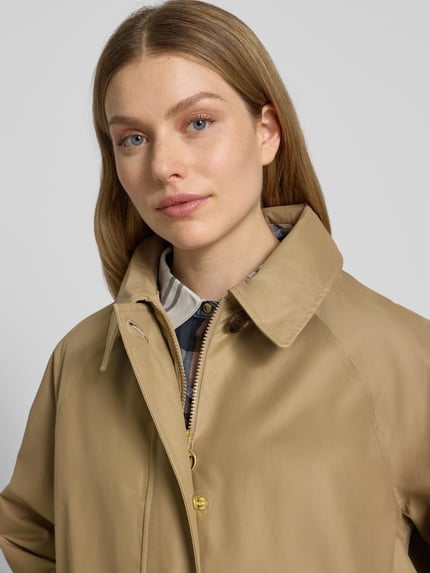 Barbour Płaszcz funkcyjny o kroju regular fit z mieszanki bawełny model „SADIE” Piaskowy 3