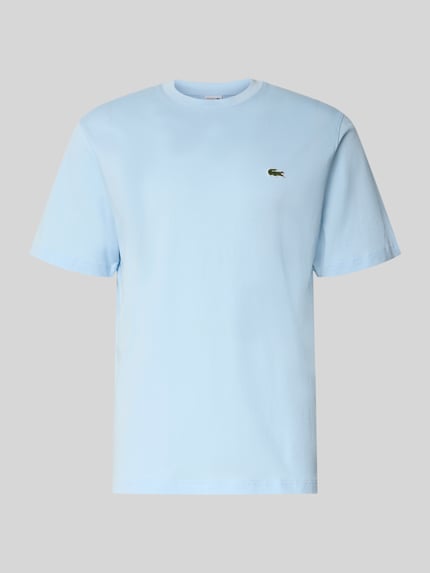 Produktfoto, hellblaues Regular Fit T-Shirt aus reiner Baumwolle von Lacoste, schlichtes Design, glatte Oberfläche, Herren T-Shirt
