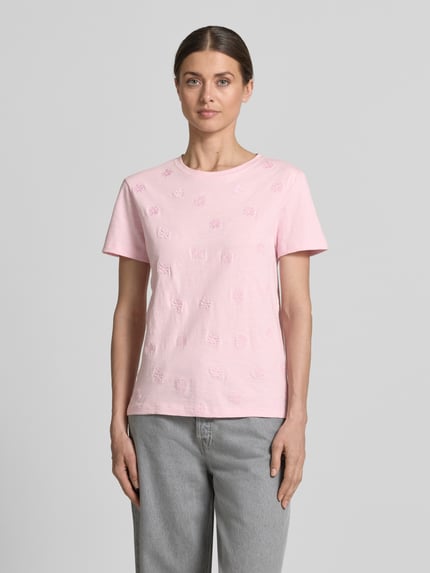 Frauenmodel trägt T-Shirt mit Rundhalsausschnitt von Jake*s Casual in Rosa, Strukturmuster, reine Baumwolle, gerader Schnitt, Ganzkörperansicht von vorne.