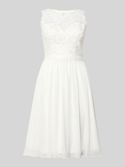 Productfoto, Brautkleid mit floraler Spitze van Mascara, wit, taille gesneden, brede bandjes, hartvormige hals, semi-transparant boven, ondoorzichtige onderrok, haak- en ritssluiting, floral kantmotief