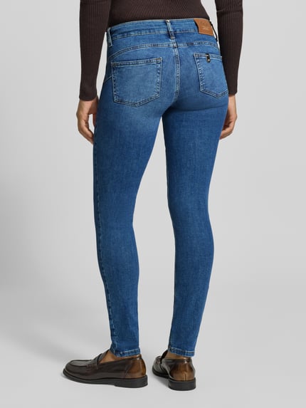 Frauenmodel trägt Skinny Fit Jeans mit Eingrifftaschen von Liu Jo, aus Baumwoll-Mix mit Stretch-Anteil in Blau, Ganzkörperansicht Rückansicht.