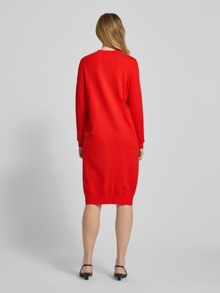 Kobiecy model nosi Knielanges Kleid mit Rundhalsausschnitt od Christian Berg Woman, mieszanka wiskozy, taliowany krój, długość do kolan, okrągły dekolt, prążkowane wykończenia, rozmiar S: długość tyłu 103 cm, szerokość klatki piersiowej 52 cm, długość rękawów 53 cm, jednolita czerwień, gładka tekstura, widok całej sylwetki od tyłu.