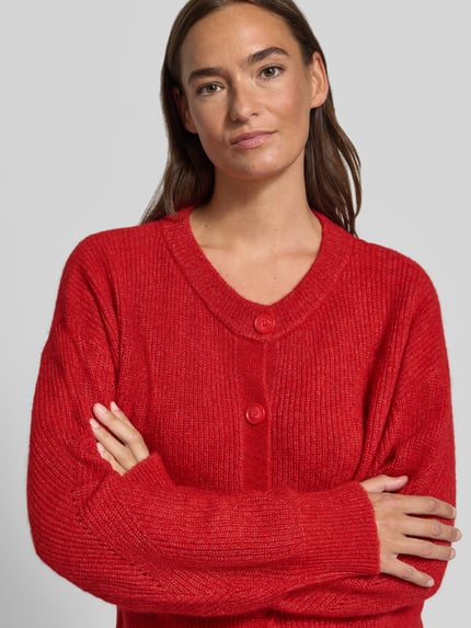 Frauenmodel trägt leuchtend rote Regular Fit Strickjacke aus Alpaka-Woll-Mix Modell 'C_Fernad' von BOSS Orange, Damen Strickjacke, Nahaufnahme Oberkörper.
