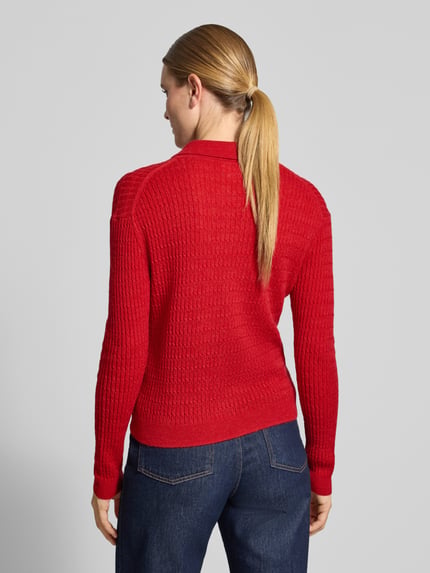 Frauenmodel trägt Regular Fit Strickpullover aus Woll-Mix mit Alpaka-Anteil von Closed, rotes Zopfmuster, gerippte Abschlüsse, Rückenansicht.