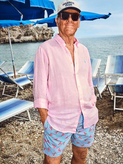 Männermodel trägt Regular Fit Badeshorts mit Allover-Motiv-Print von MCNEAL, Helldesign mit Elastischer Bund, Tunnelzug, Gesäßtasche, Ganzkörperansicht von vorne.