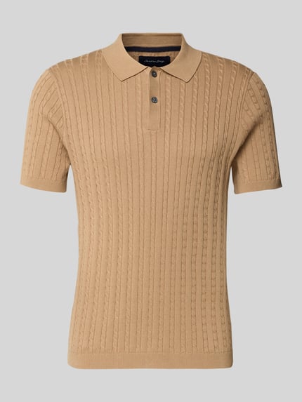 Produktfoto, Slim Fit Poloshirt in Strick-Optik von Christian Berg Men aus bawełna, krój slim fit, imitacja dzianiny, kołnierzyk polo, z krótkim rękawem, długość tyłu w rozmiarze M 68 cm, długość rękawów w rozmiarze M 26 cm, jednolity beżowy kolor, prążkowana faktura