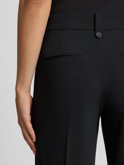 Männermodel trägt czarne spodnie z kantami Regular Fit Weite Hose mit Bügelfalten Modell 'KALINA' von ONLY, Damen Weite Hose von ONLY, Nahaufnahme tylnej części ciała.