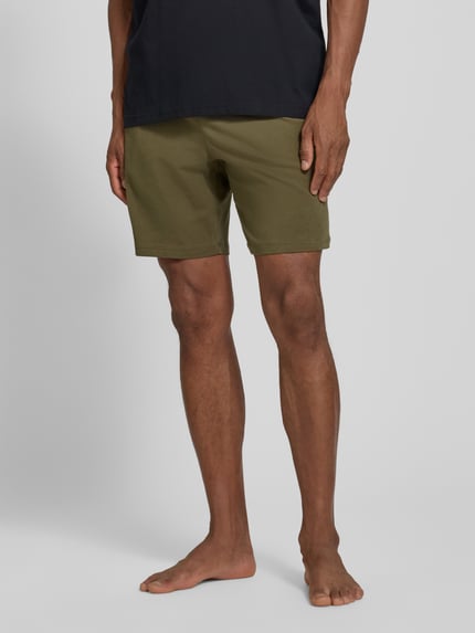 Männermodel trägt olivgrüne Regular Fit Sweatshorts aus Baumwoll-Mix Modell 'MIX&MATCH' von BOSS, Herren, Nahaufnahme Unterkörper.