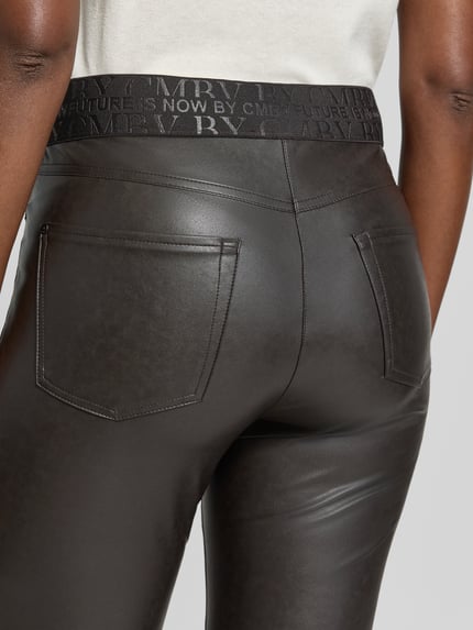 Frauenmodel trägt Slim Fit Kunstlederhose in Glattleder-Optik Modell 'FELICE' von CAMBIO, schwarze Farbe, Nahaufnahme Rücken, Damen Leder- / Kunstlederhose von CAMBIO.
