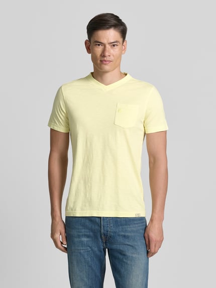 Männermodel trägt Regular Fit T-Shirt mit V-Ausschnitt von Lerros in Hellgelb, reine Baumwolle, Brusttasche, Logo-Stitching, Ganzkörperansicht von vorne.