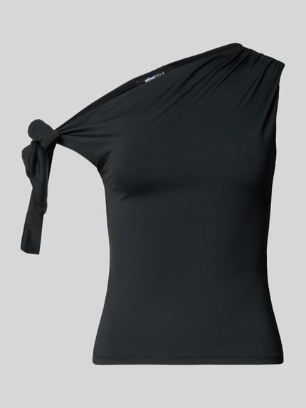 Produktfoto, schwarzes T-Shirt im One-Shoulder-Look von Gina Tricot mit Knotendetail, schmale Passform, glatte Textur, Material-Mix mit Stretch-Anteil.